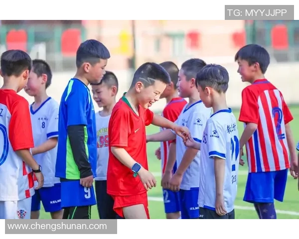 以足球巨星黑白素描展现绿茵赛场激情与永恒魅力